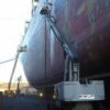 xe-nang-hay-xe-nang-nguoi-boom-lift-trong-nha-may-dong-tau