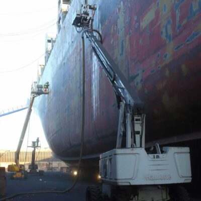 xe-nang-hay-xe-nang-nguoi-boom-lift-trong-nha-may-dong-tau