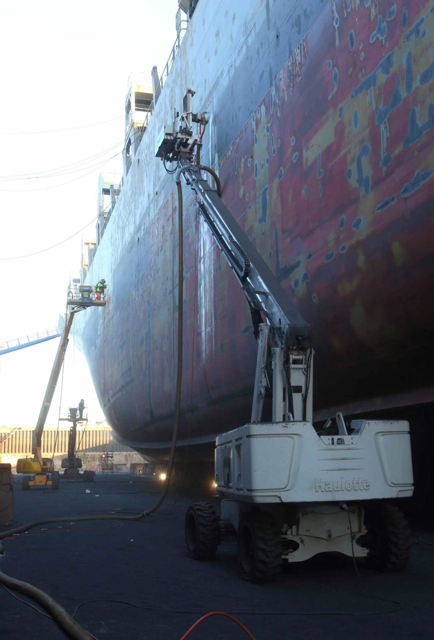 xe-nang-hay-xe-nang-nguoi-boom-lift-trong-nha-may-dong-tau